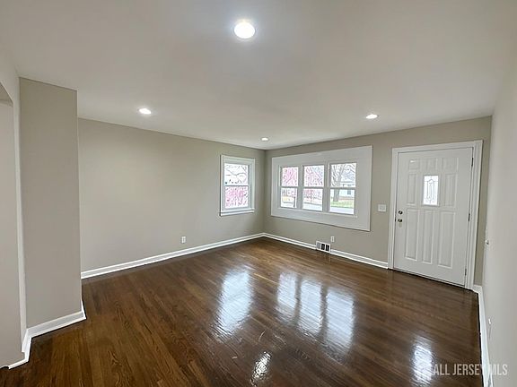 2nd image of 205 Willow Dr