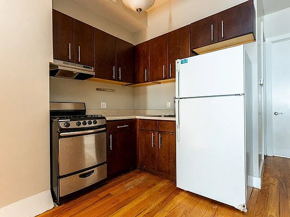 3rd image of 327 Melrose St APT 1R