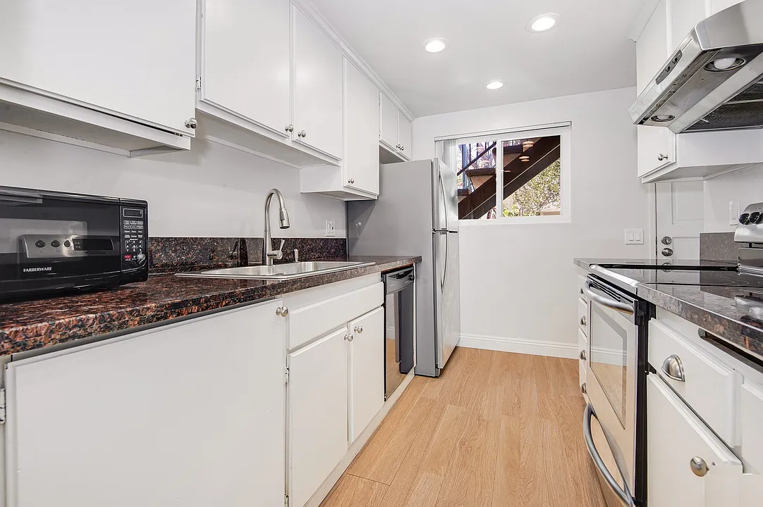 Building Photo - 6459 Kanan Dume Rd #6459