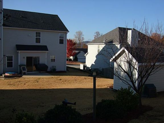Large, flat yard with 8x12 utility shed