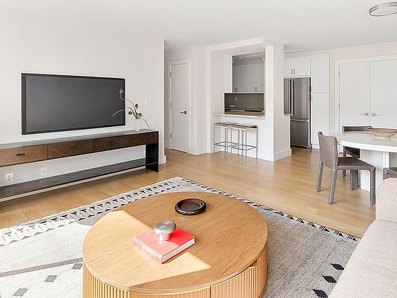 5th image of 555 Main St #805