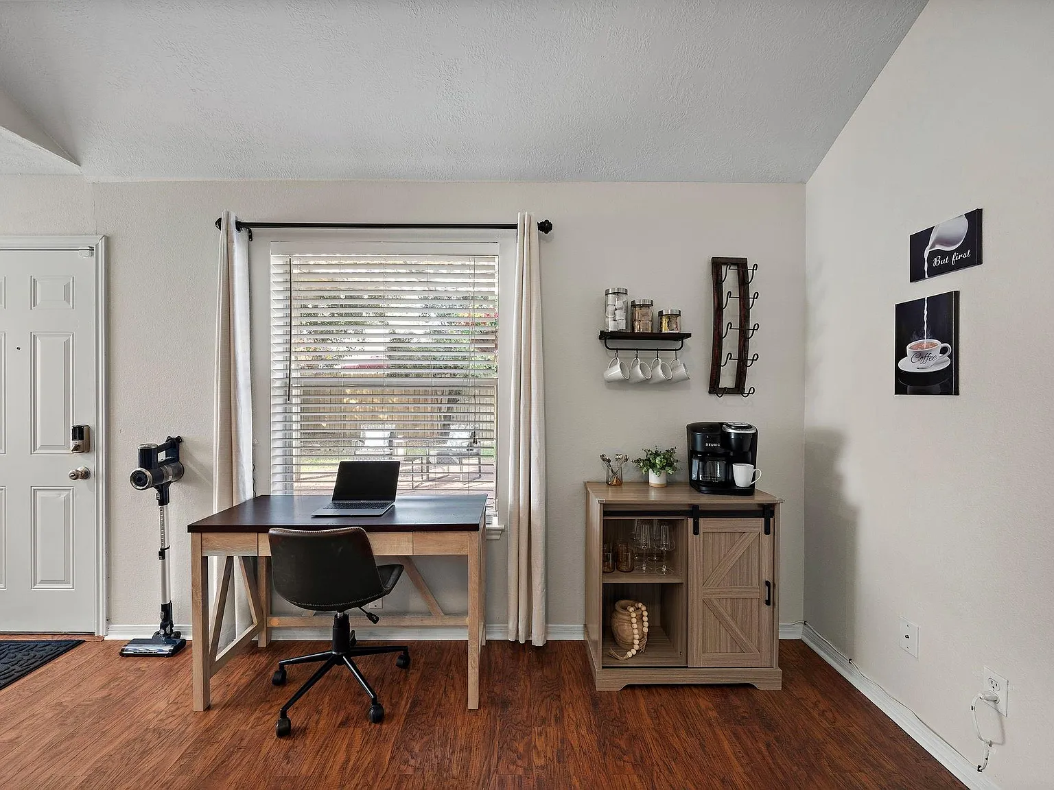 3 bed, 2.0 bath, 1190 sqft, $4,500 — Photo 3