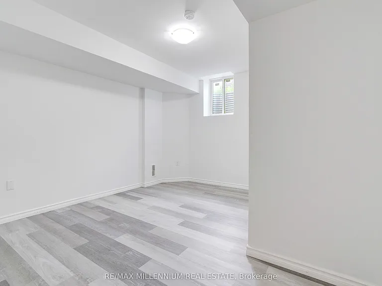 481 Bessborough Dr — Photo 26