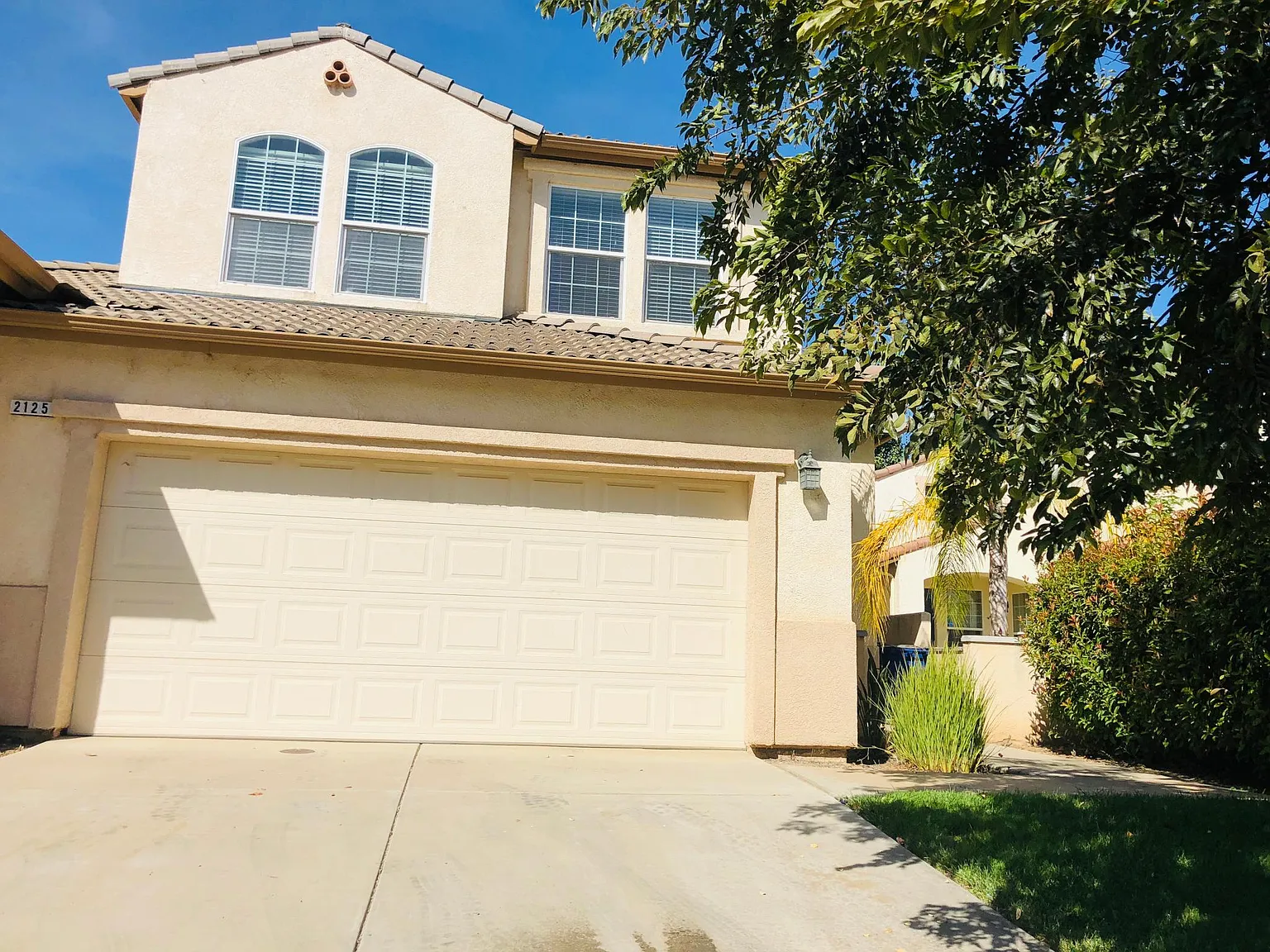 4 bed, 3.5 bath, 2379 sqft, $2,200 — Photo 1