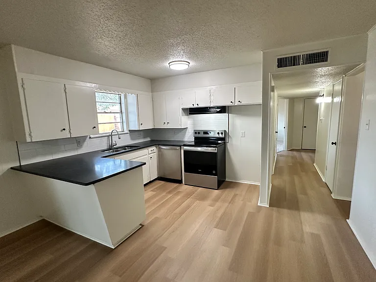 233 Robin Hood Trl — Photo 5