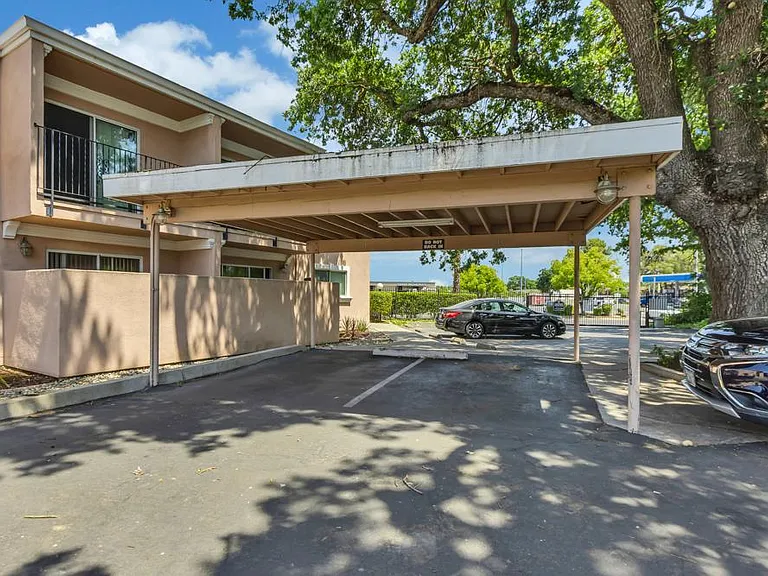 South Land Park Apartments — Photo 1