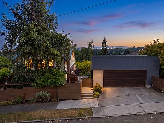4th image of 1228 23rd Ave E