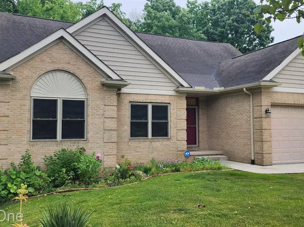 1090 Fairway Dr, Pontiac, MI 48340