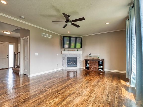5th image of 905 NW Persimmon Ct