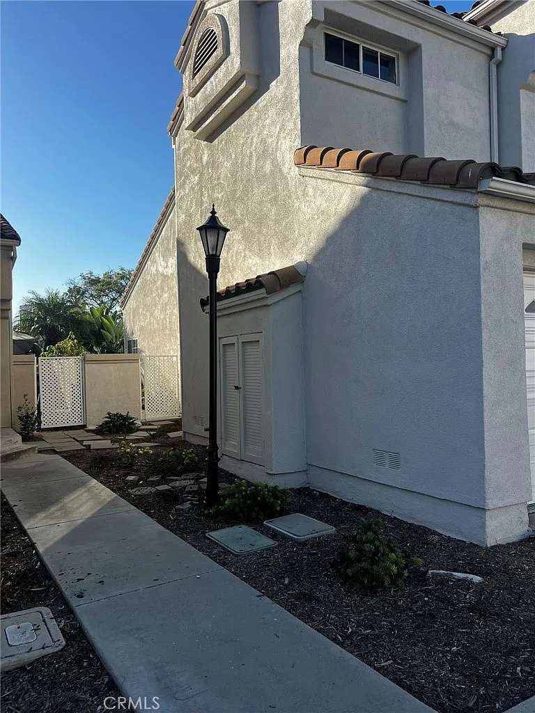 2 bed, 2.5 bath, 1300 sqft, $3,950 — Photo 2