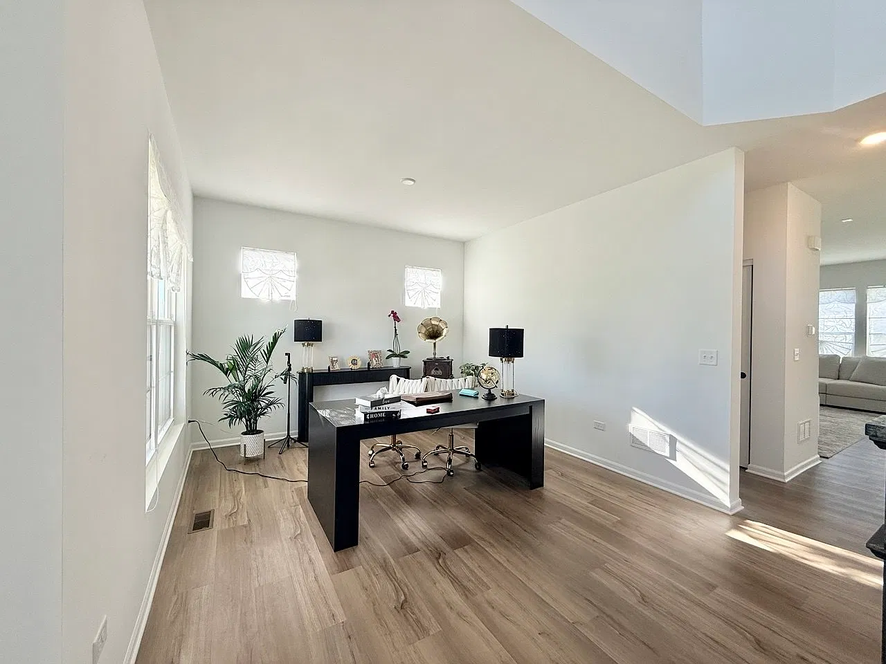 3 bed, 2564 sqft, $4,300 — Photo 4