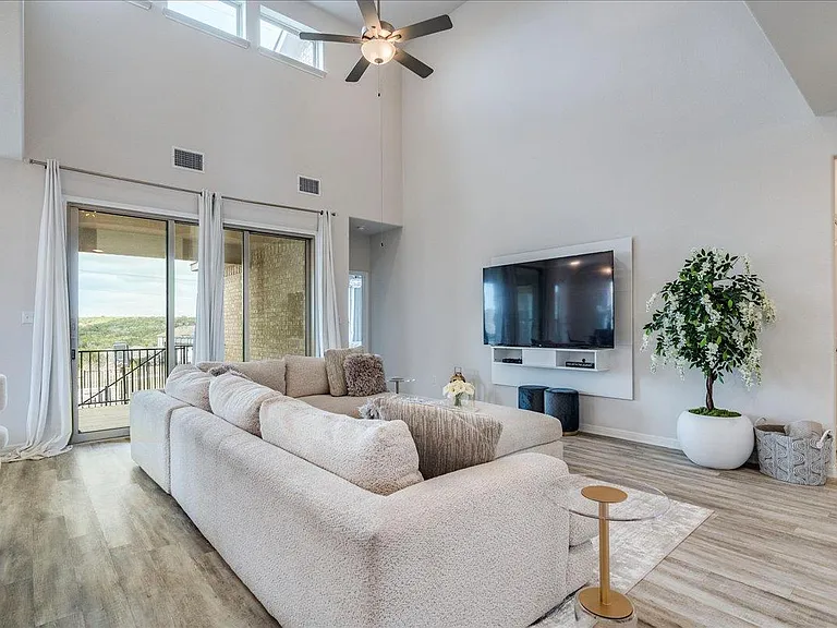 4513 Lucabella Ln — Photo 13