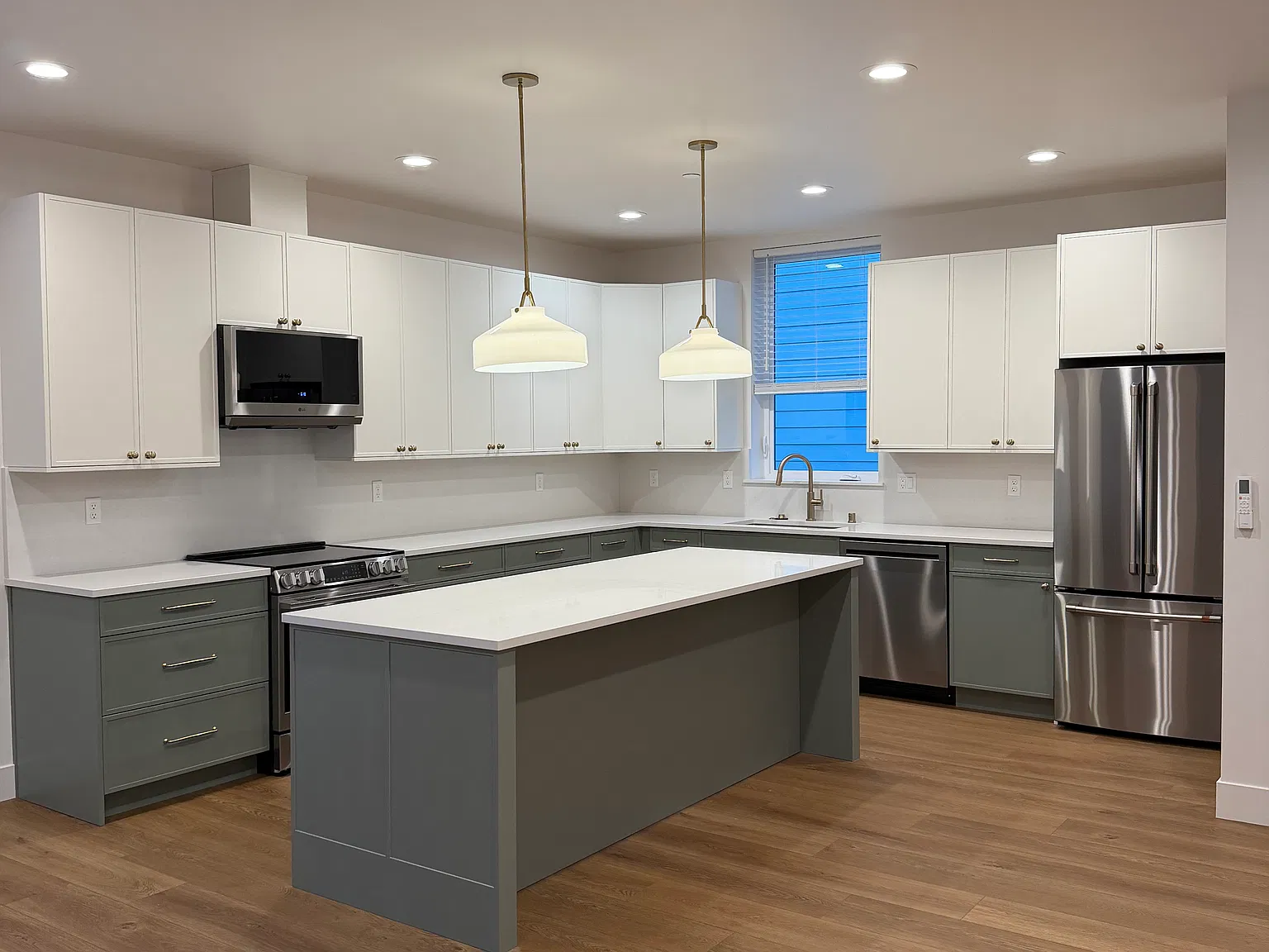 4 bed, 3.5 bath, 2050 sqft, $4,600 — Photo 1