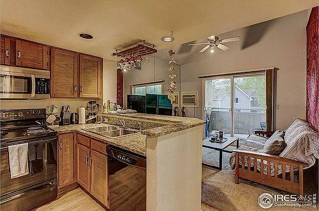 935 Broadway — Photo 2