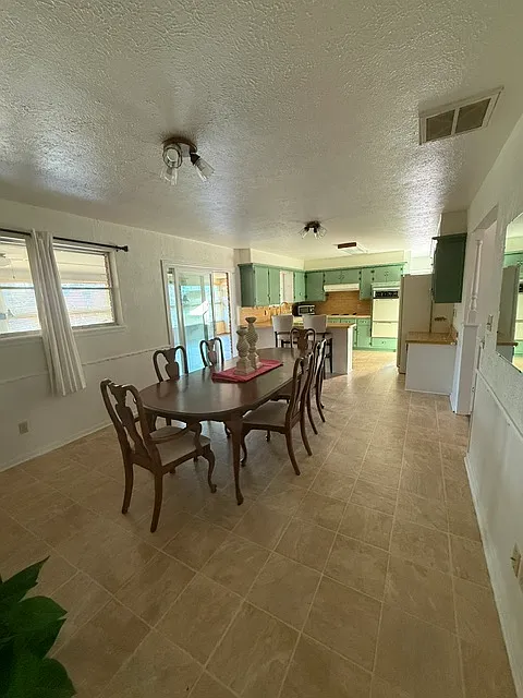 3 bed, 1361 sqft, $1,300 — Photo 4
