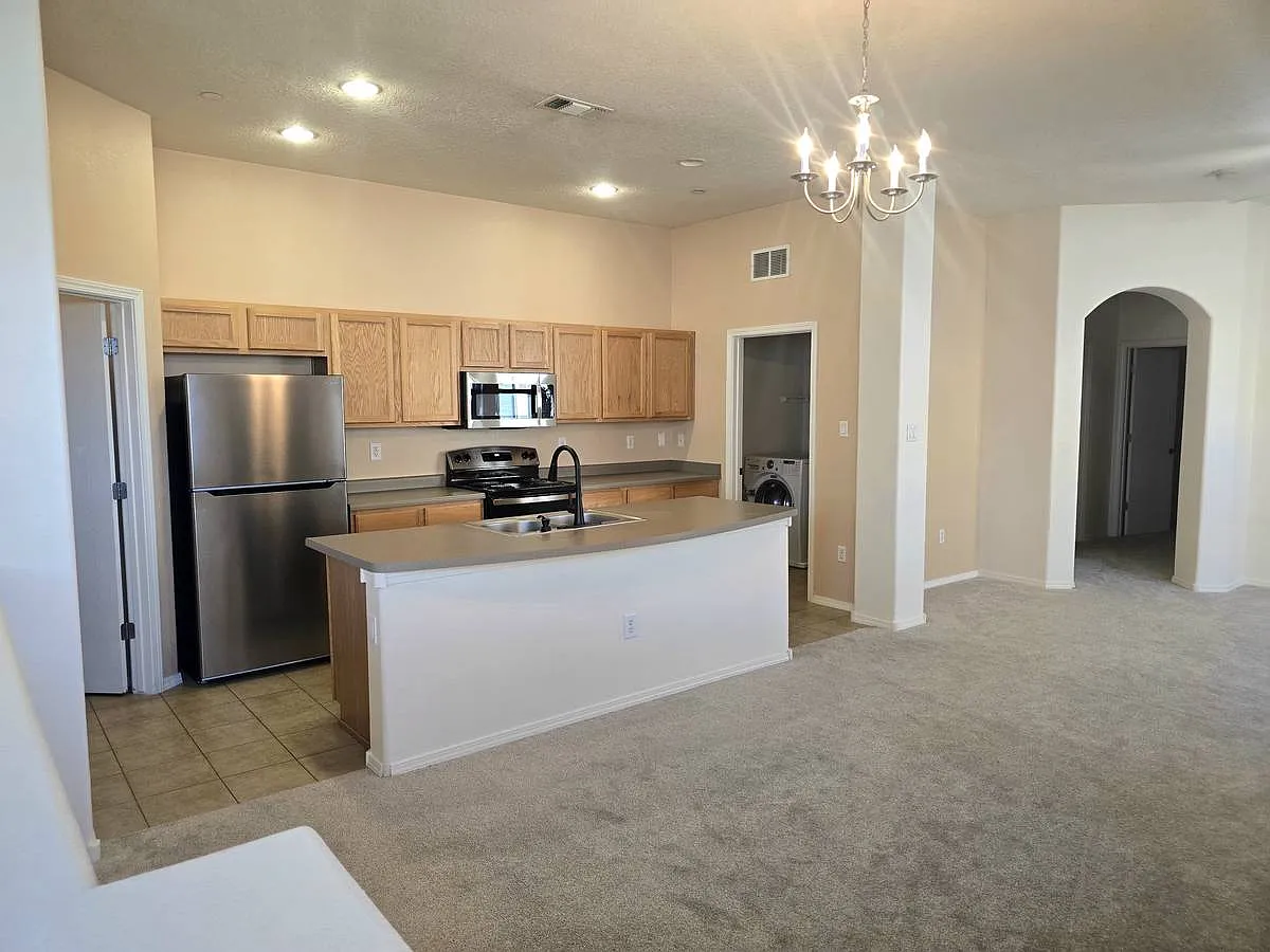 2 bed, 1250 sqft, $2,050 — Photo 2