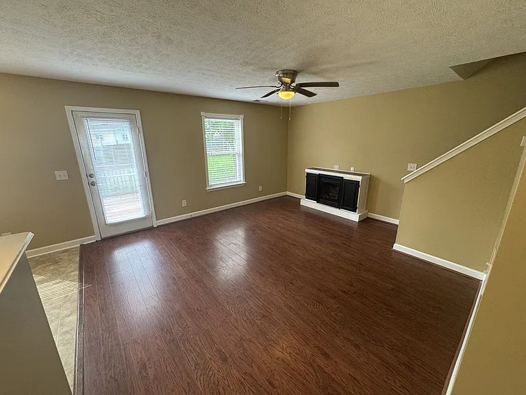 915 Tapoco Ct — Photo 2