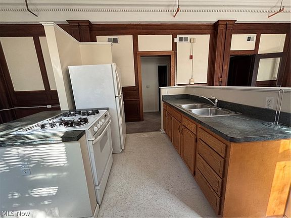 5th image of 5644 Broadway Ave #203
