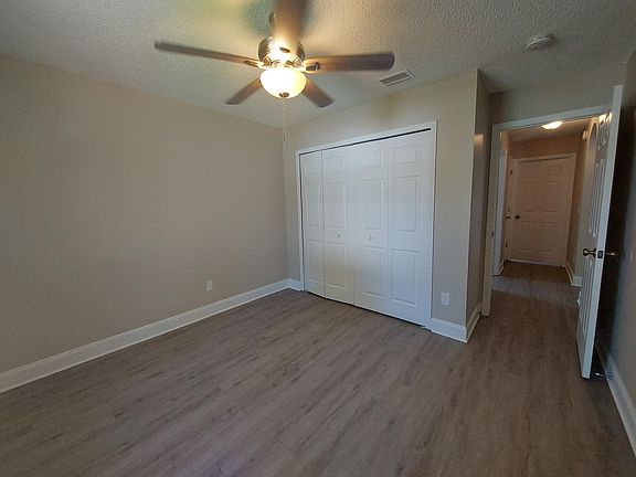 3rd image of 2950 Russell Oaks Dr
