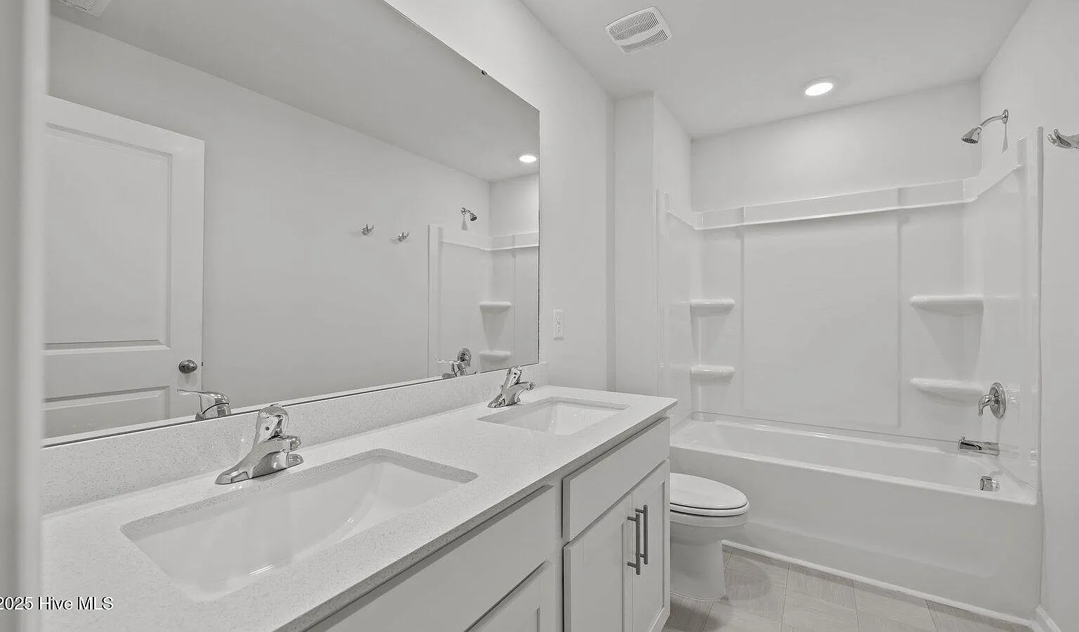 3 bed, 2.5 bath, 2340 sqft, $2,350 — Photo 4