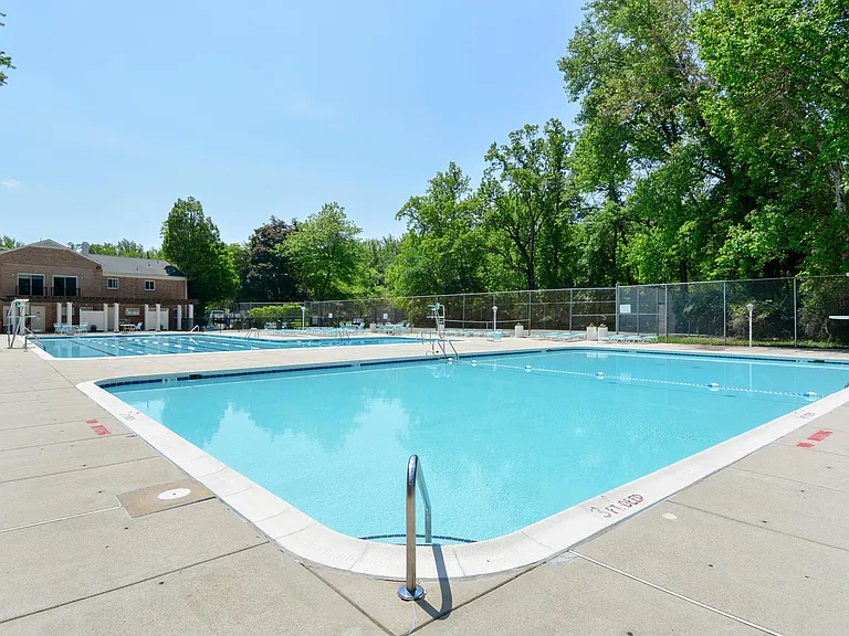 10412 Montrose Ave #202 — Photo 37