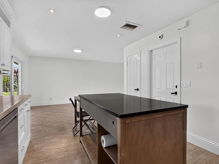 6410 NW 34th Ave — Photo 22