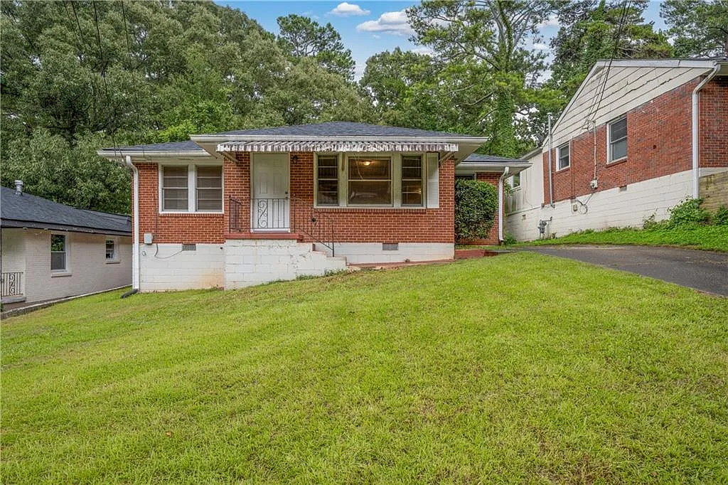 3 bed, 1.0 bath, 1228 sqft, $1,900 — Photo 2