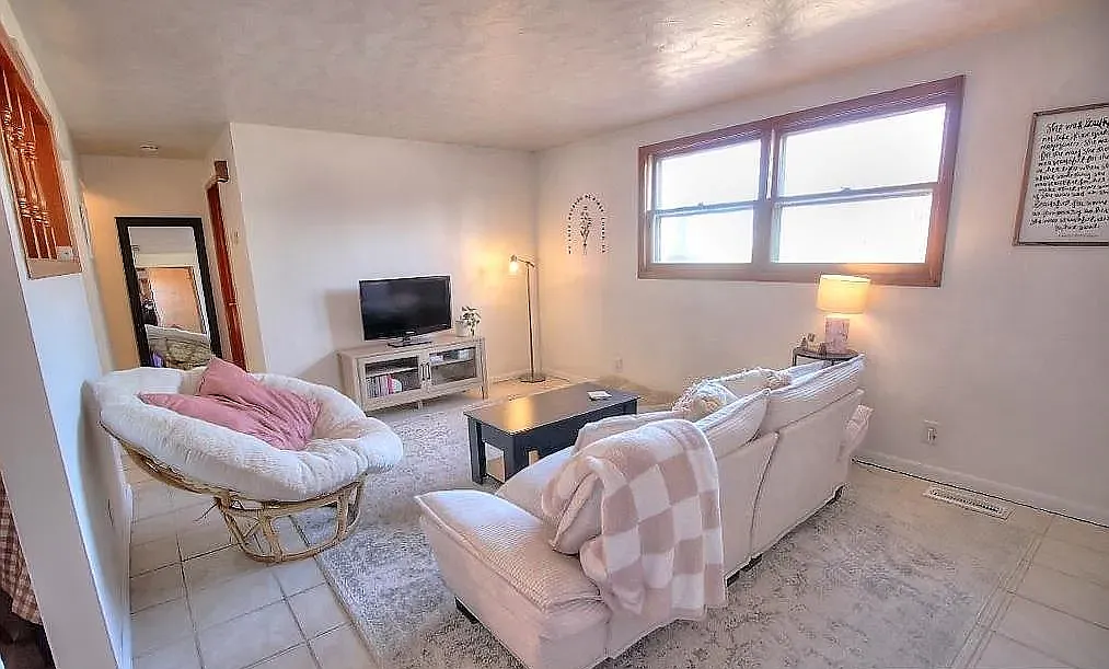 2 bed, 975 sqft, $1,200 — Photo 2