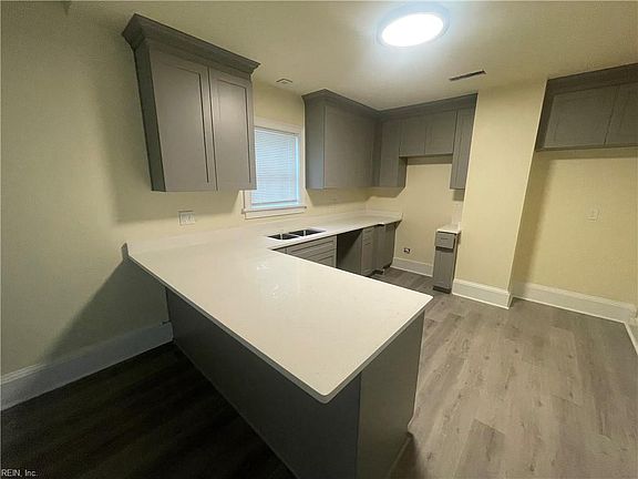 5th image of 220 W 30th St