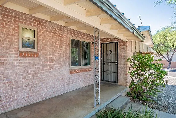 3 bed, 2.0 bath, 1561 sqft, $1,900 — Photo 3