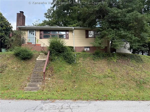 355 3rd Ave W, Madison, WV 25130