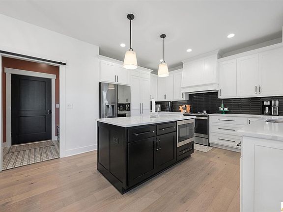 4th image of 204 Brookside St