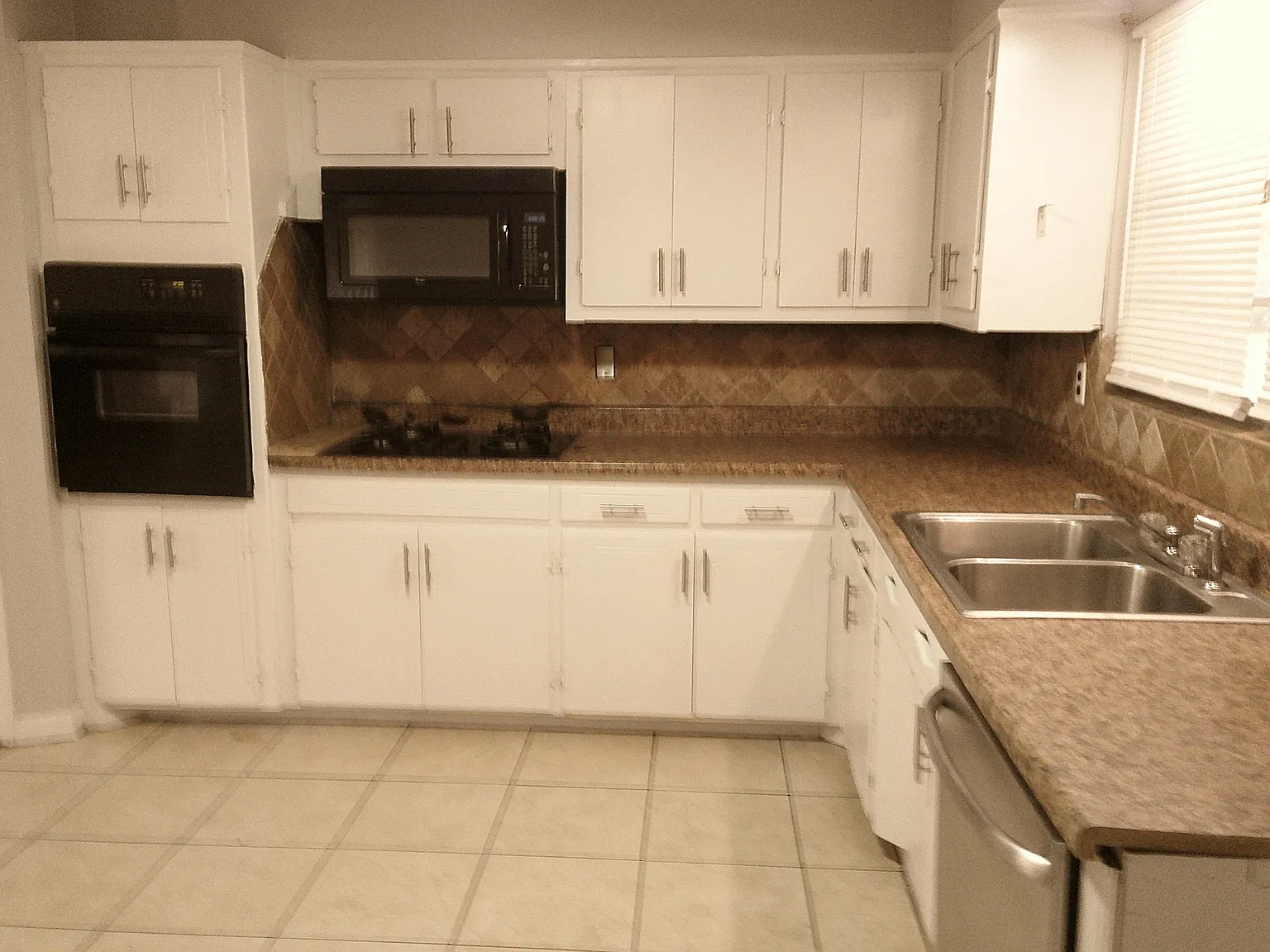 3 bed, 1.5 bath, 1300 sqft, $1,300 — Photo 2
