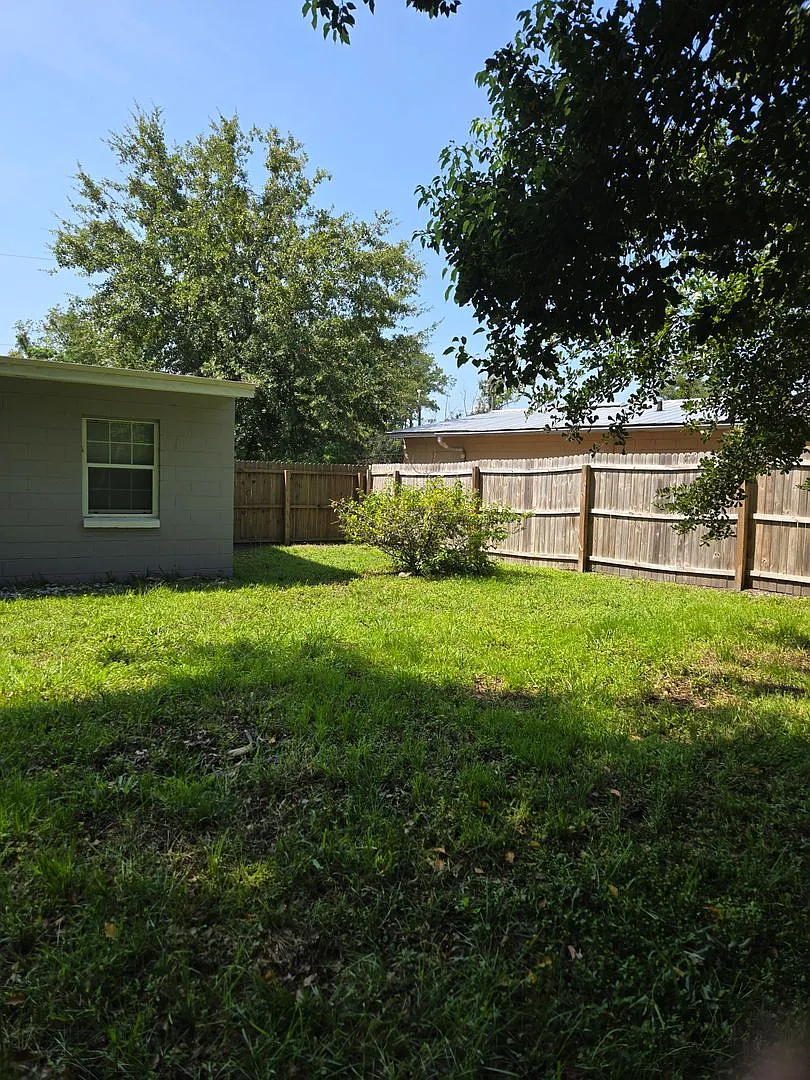 Contemporary Split Floor Plan-Fenced in yard — Photo 4
