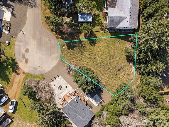 3rd image of 844 Salal Court SW