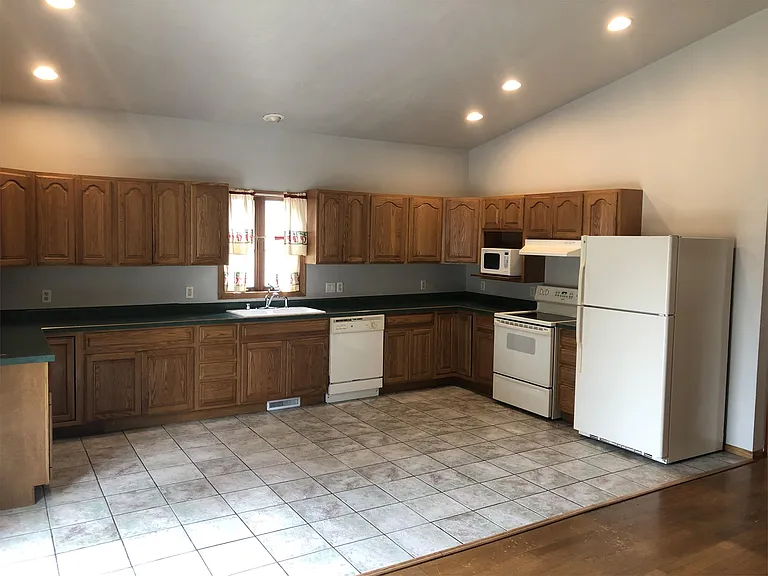 111 E Follett St — Photo 2