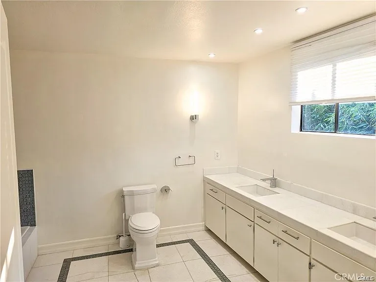 1310 Roxbury Dr #302 — Photo 13