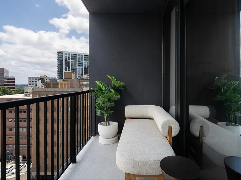 Emmi Midtown — Photo 24