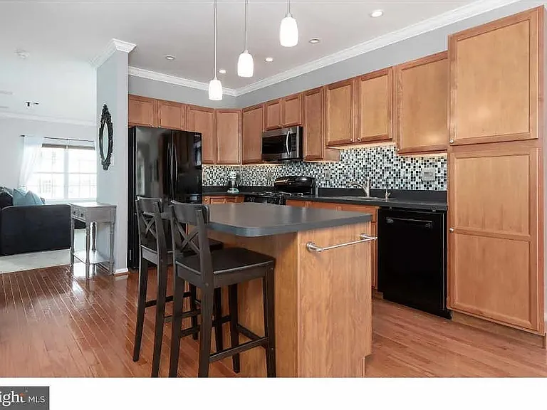 1676 Laura Ln — Photo 4