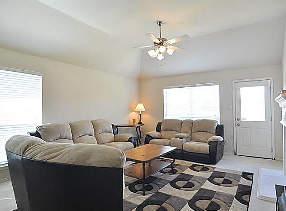 5th image of 402 Dartmoor Dr
