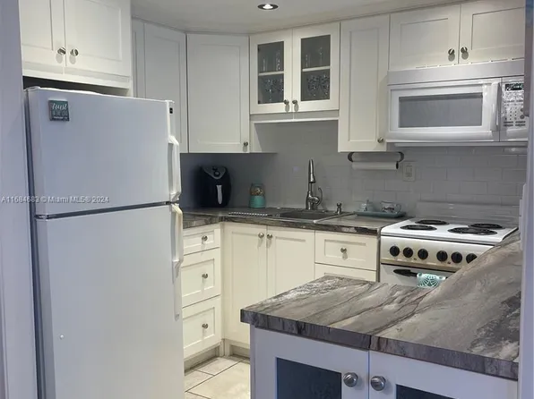 9141 Sunrise Lakes Blvd APT 206, Sunrise, FL 33322