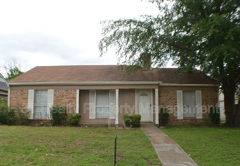 1520 Pebblewood Dr — Photo 1