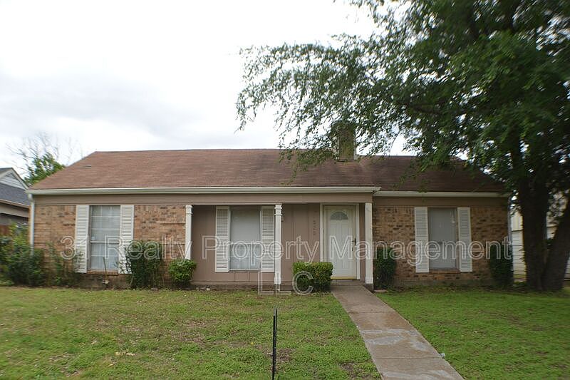 1st image of 1520 Pebblewood Dr