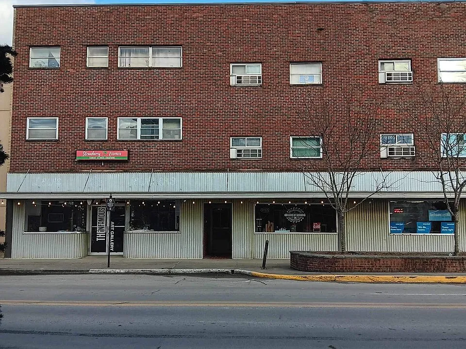 34 E Main St