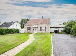 90 Sugar Maple Rd, Levittown, NY 11756