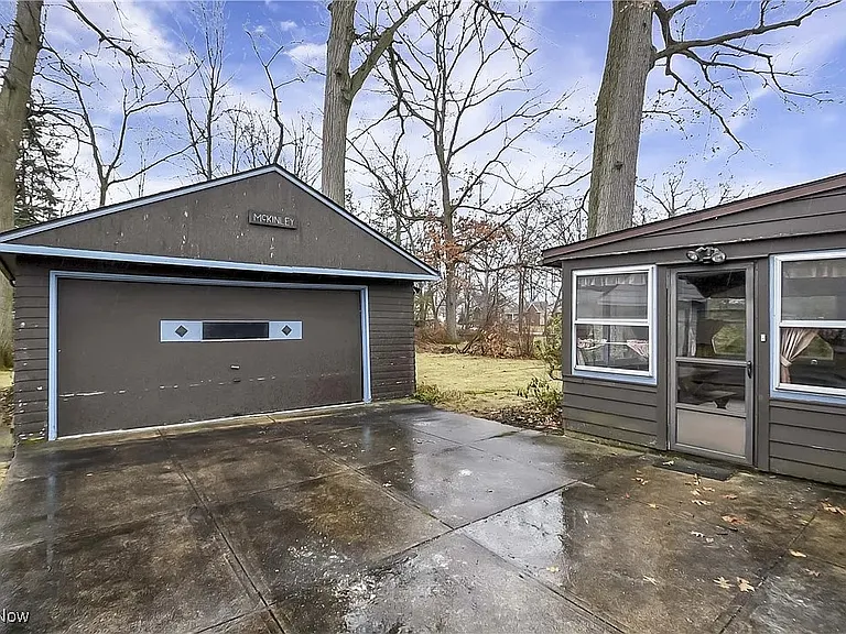 589 Woodlane Dr — Photo 3