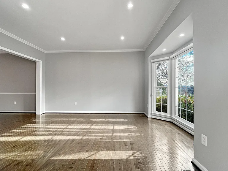 214 W Locust St — Photo 4