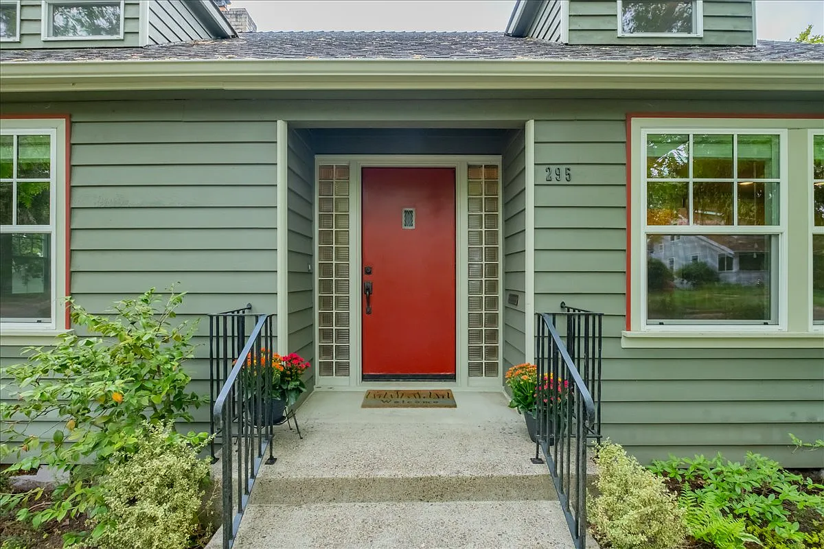 4 bed, 2496 sqft, $2,850 — Photo 2