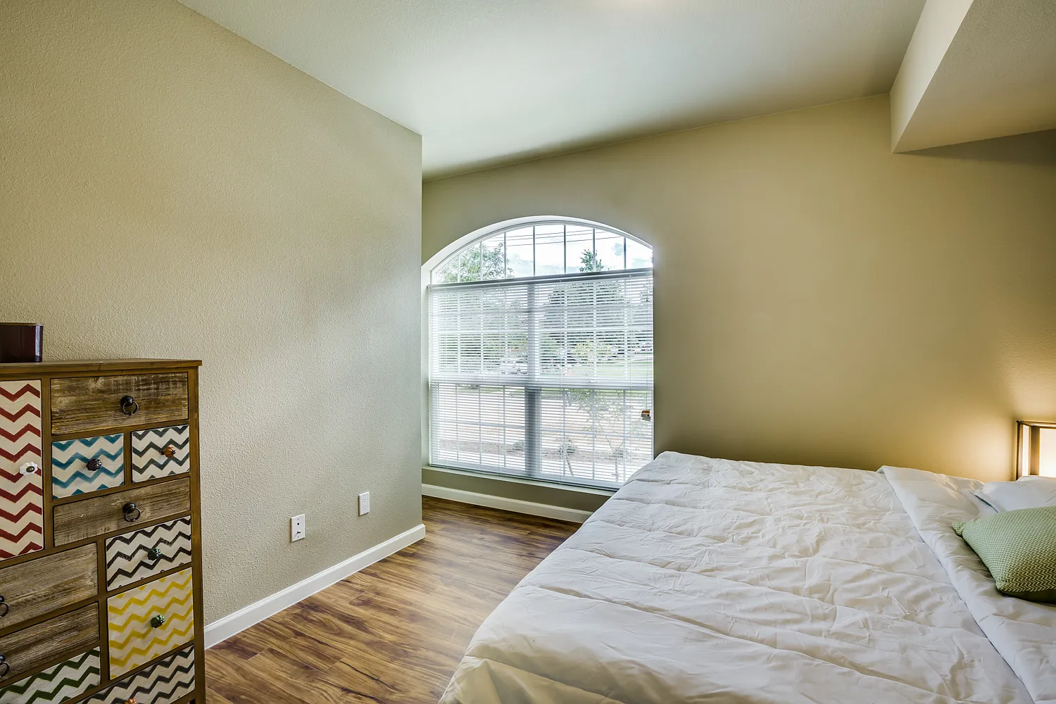 4 bed, 1000 sqft, $1,802 — Photo 3