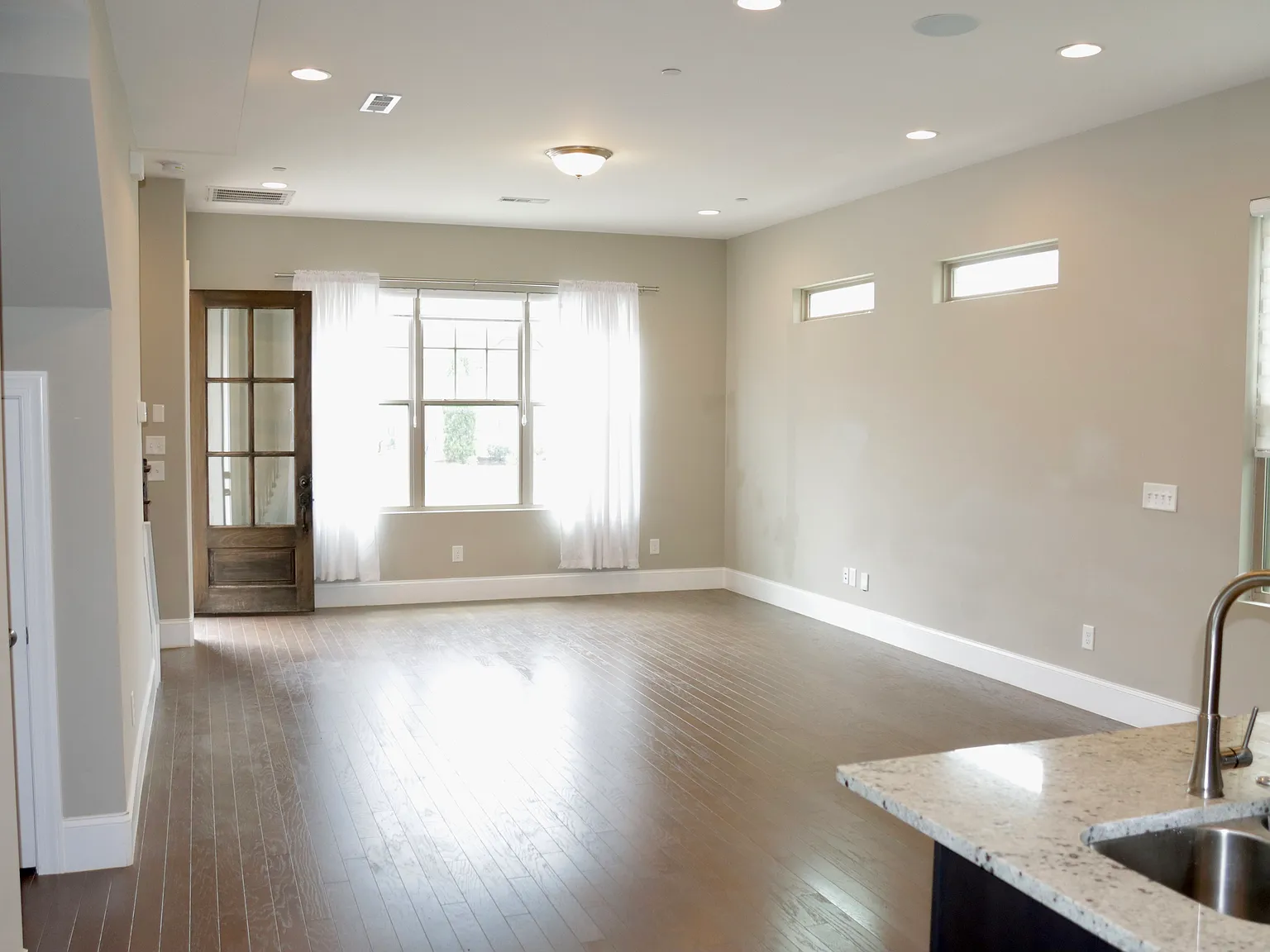 3 bed, 2.5 bath, 1306 sqft, $1,995 — Photo 3